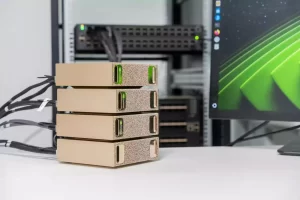Dört NVIDIA DGX Spark ünitesi istiflenmiş, 200G QSFP56 DAC kablolarıyla bağlı